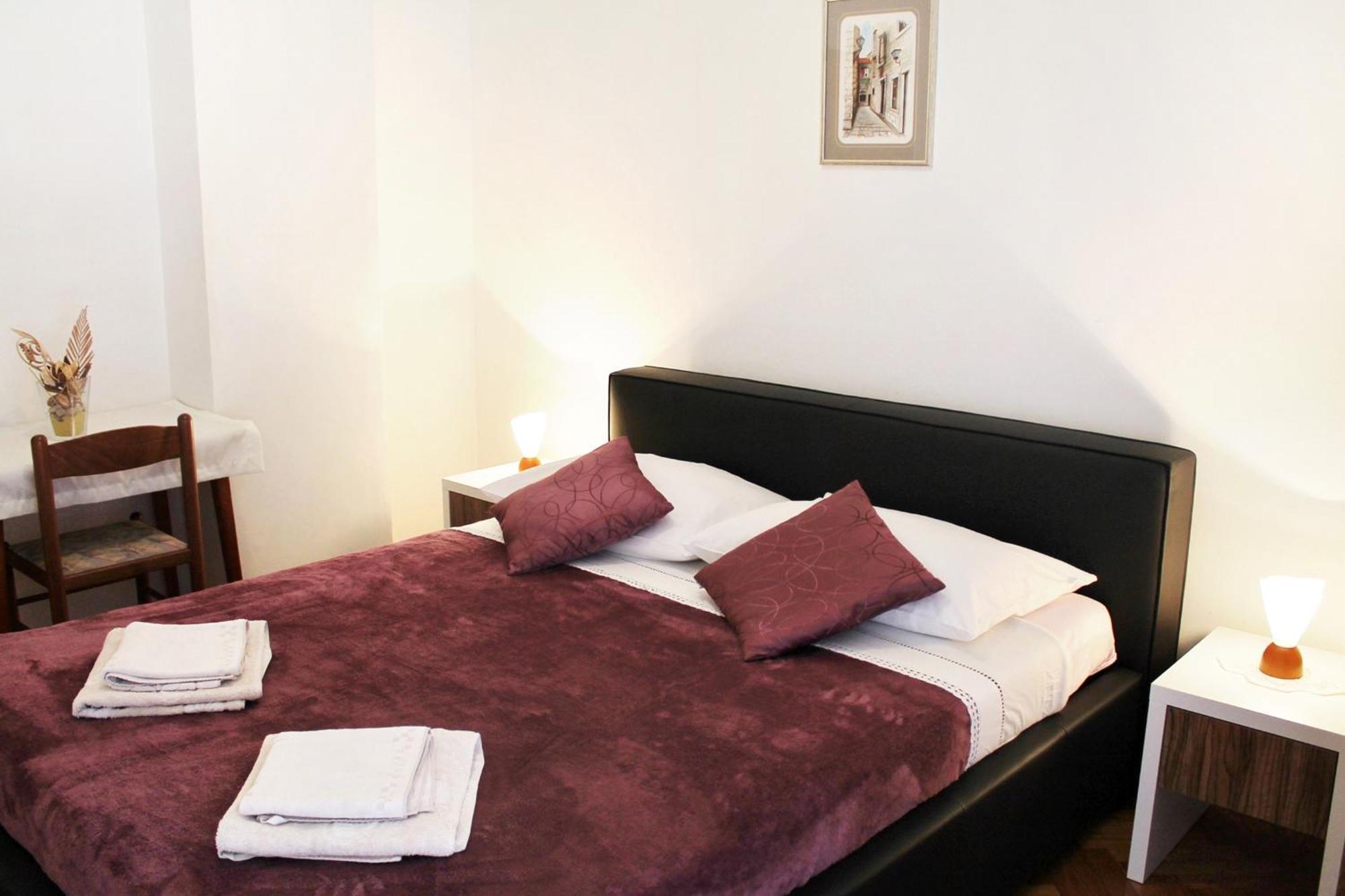 Apartments With A Parking Space Kastel Stafilic, Kastela - 5219 客房 照片